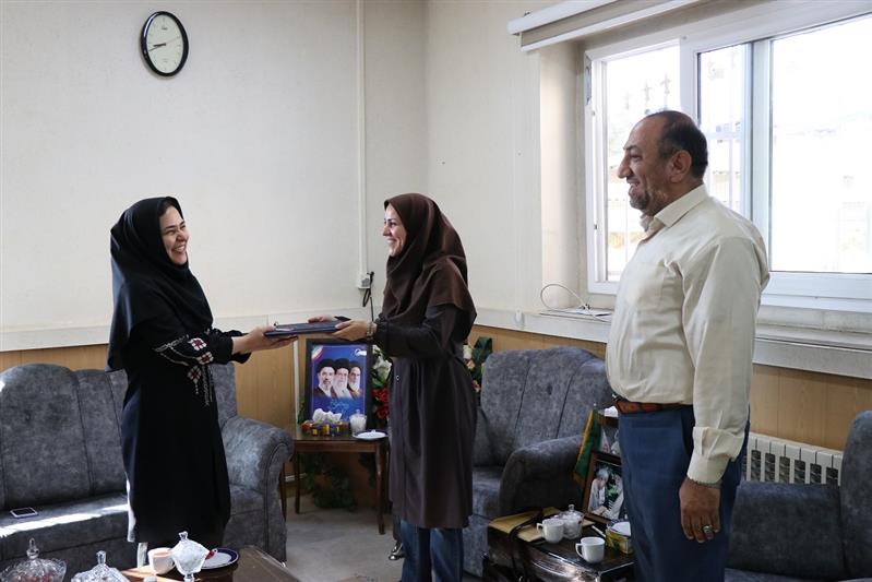 تجلیل از كارشناس حقوقی شركت آب و فاضلاب استان سمنان با حضور مشاور امور زنان و خانواده شركت مهندسی آب و فاضلاب كشور